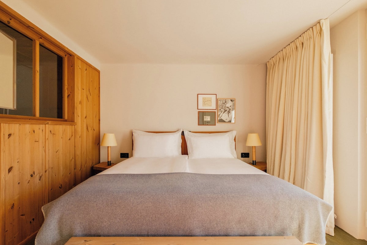 Habitación superior (Jungfrau) | Ropa de cama de alta calidad, camas con pillow-top y minibar