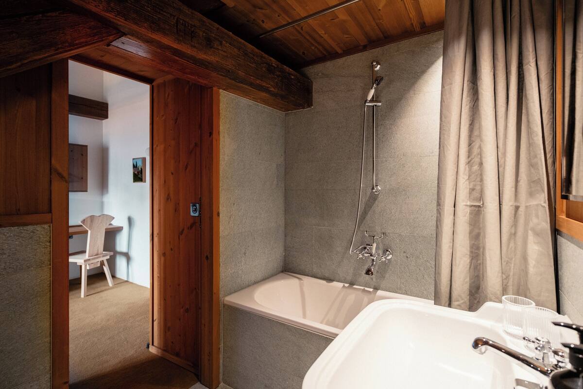 Chambre Supérieure (Attic, Jungfrau View) | Salle de bain