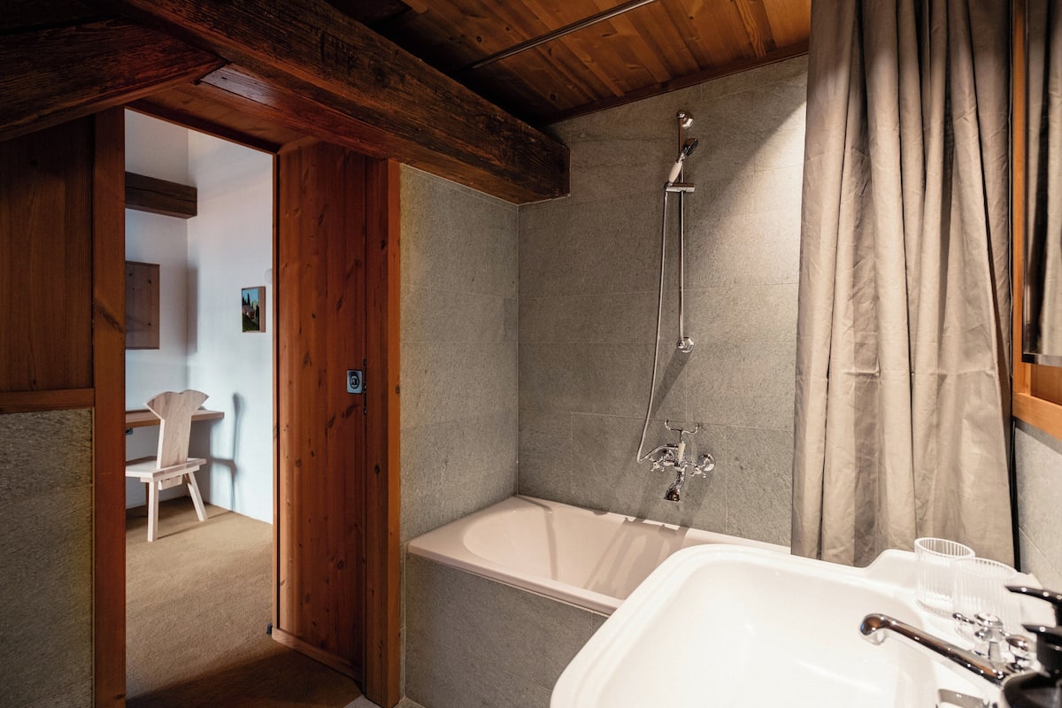 Superior Room (Attic, Jungfrau View) | Bathroom | Free toiletries, hair dryer, bathrobes, towels