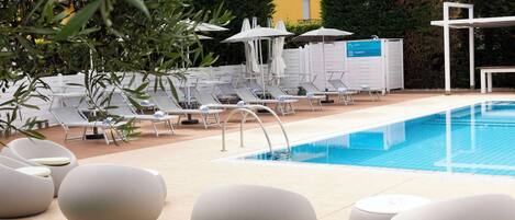 Ulkouima-allas avoinna 8.00–19.00, aurinkovarjoja, aurinkotuoleja