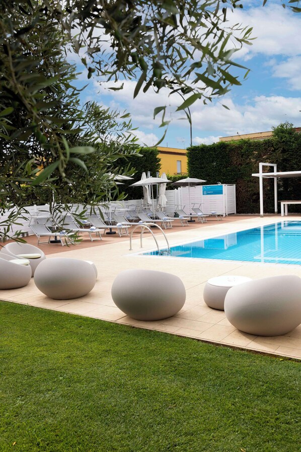 AuĆenpool, geƶffnet von 08:00Ā Uhr bis 19:00Ā Uhr, Sonnenschirme