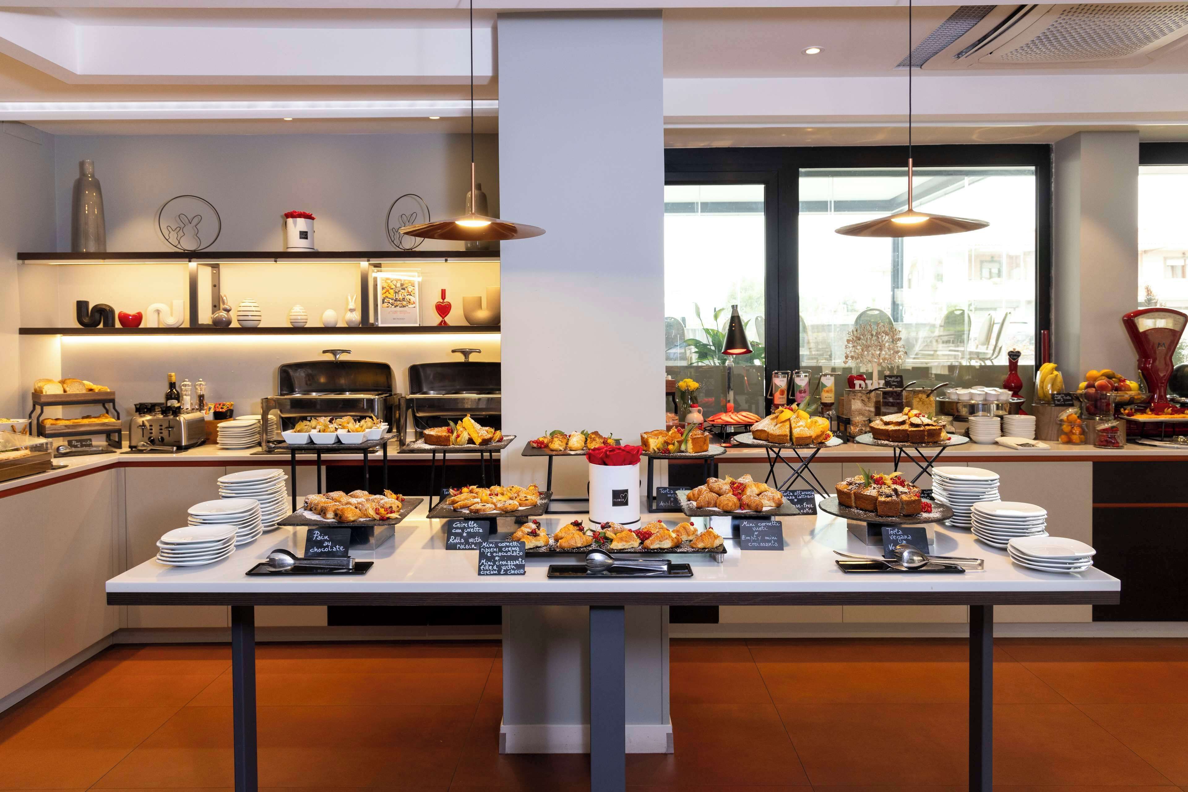 Un'area buffet con diversi cibi e un angolo per il caffè.