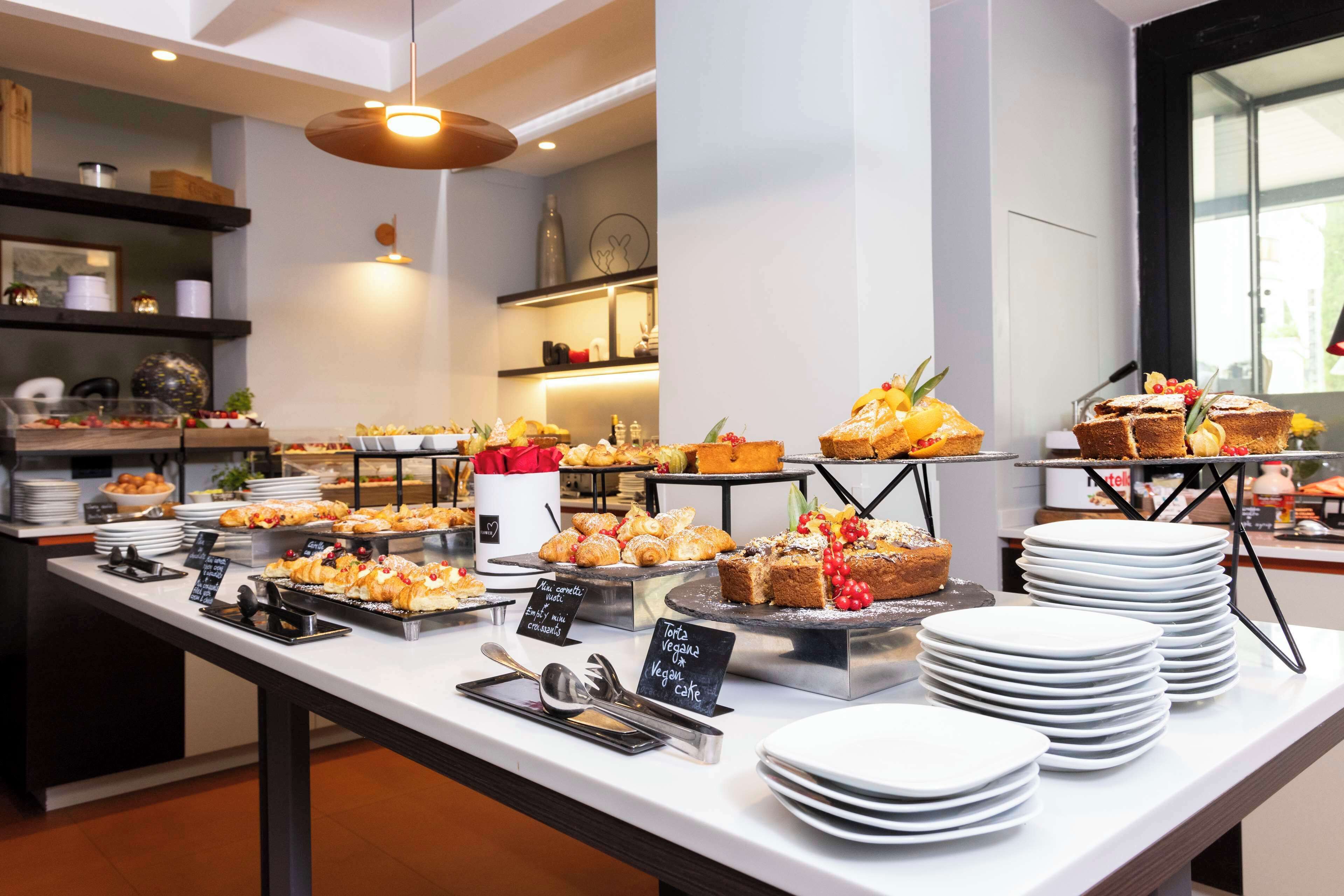 breakfast, lunch, dinner served; al fresco dining