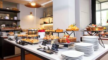 Frukost, lunch och middag serveras