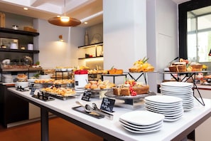 Frukost, lunch och middag serveras