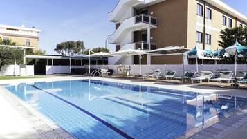 Piscine extérieure, parasols de plage, chaises longues