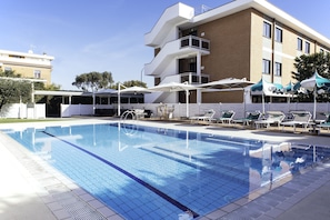 AuĆenpool, geƶffnet von 08:00Ā Uhr bis 19:00Ā Uhr, Sonnenschirme