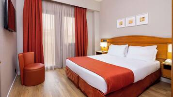 Minibar, coffres-forts dans les chambres, bureau, rideaux occultants