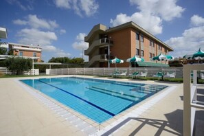 Outdoor pool, open 8 AM to 7 PM, pool umbrellas, sun loungers - Best Western Hotel Rome Airport (Fiumicino)