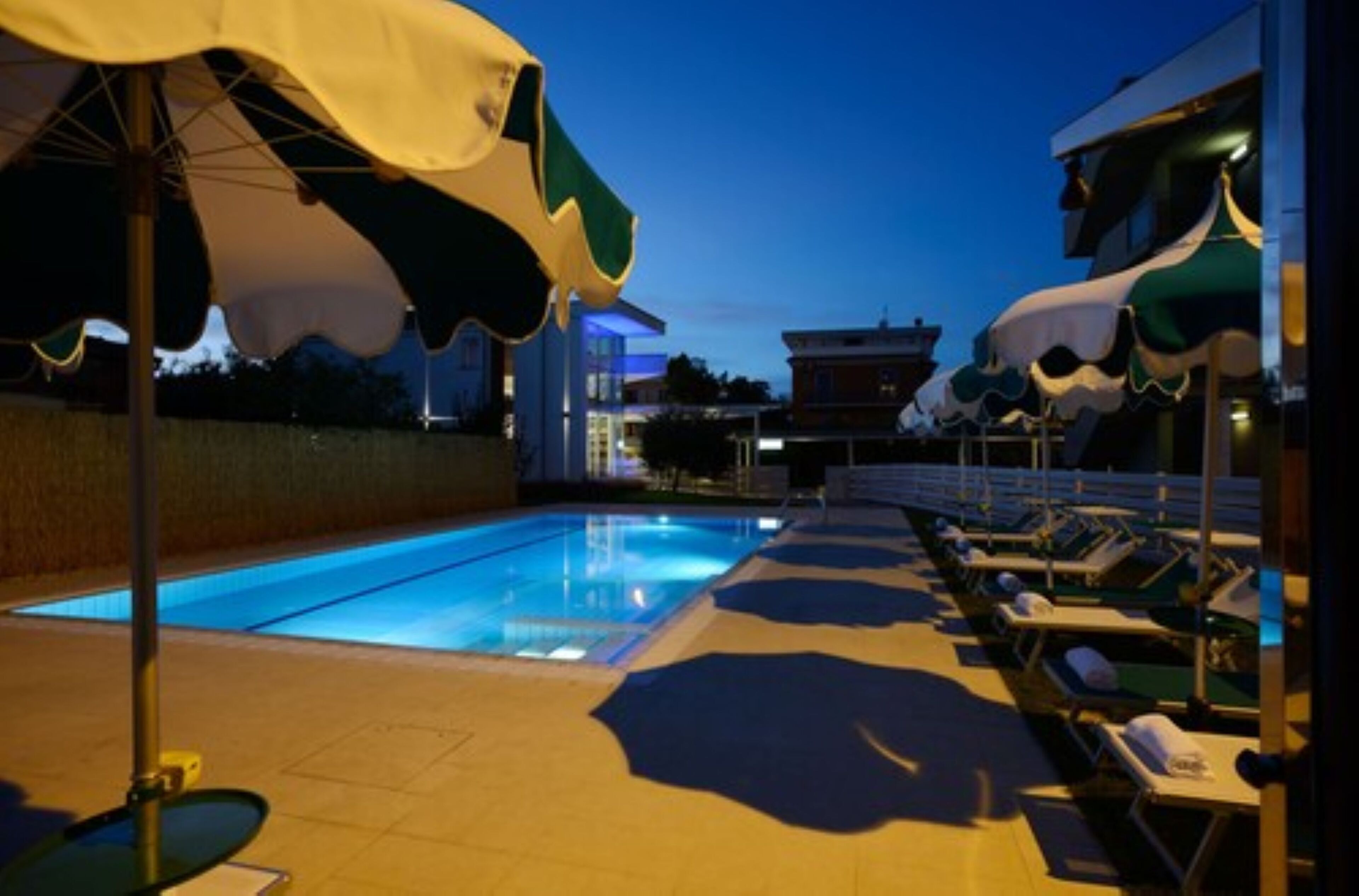حمام سباحة خارجي