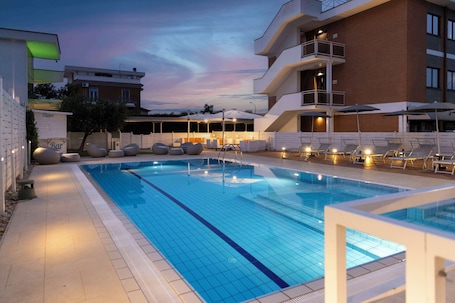 Outdoor pool, open 8 AM to 7 PM, pool umbrellas, sun loungers. Best Western Hotel Rome Airport