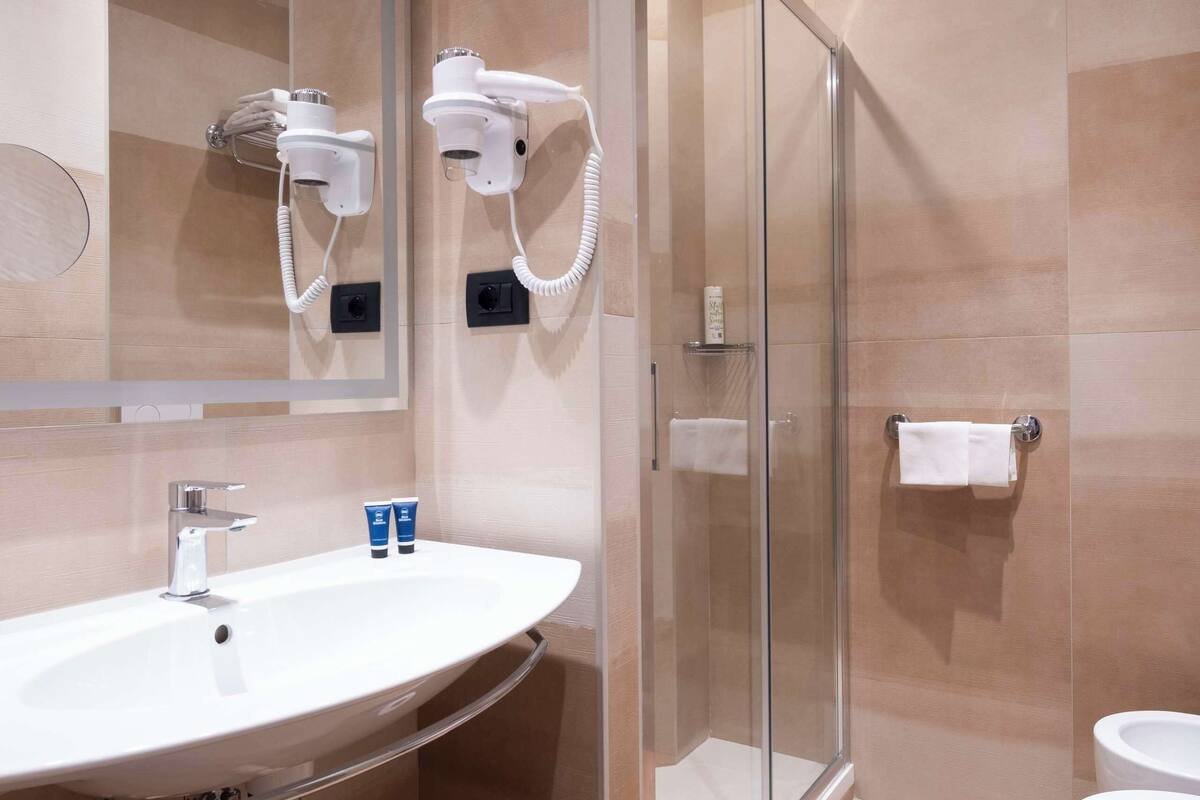 shower, rainfall showerhead, hair dryer, bidet