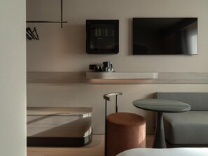 Een minibar, een kluis op de kamer, een bureau, verduisterende gordijnen