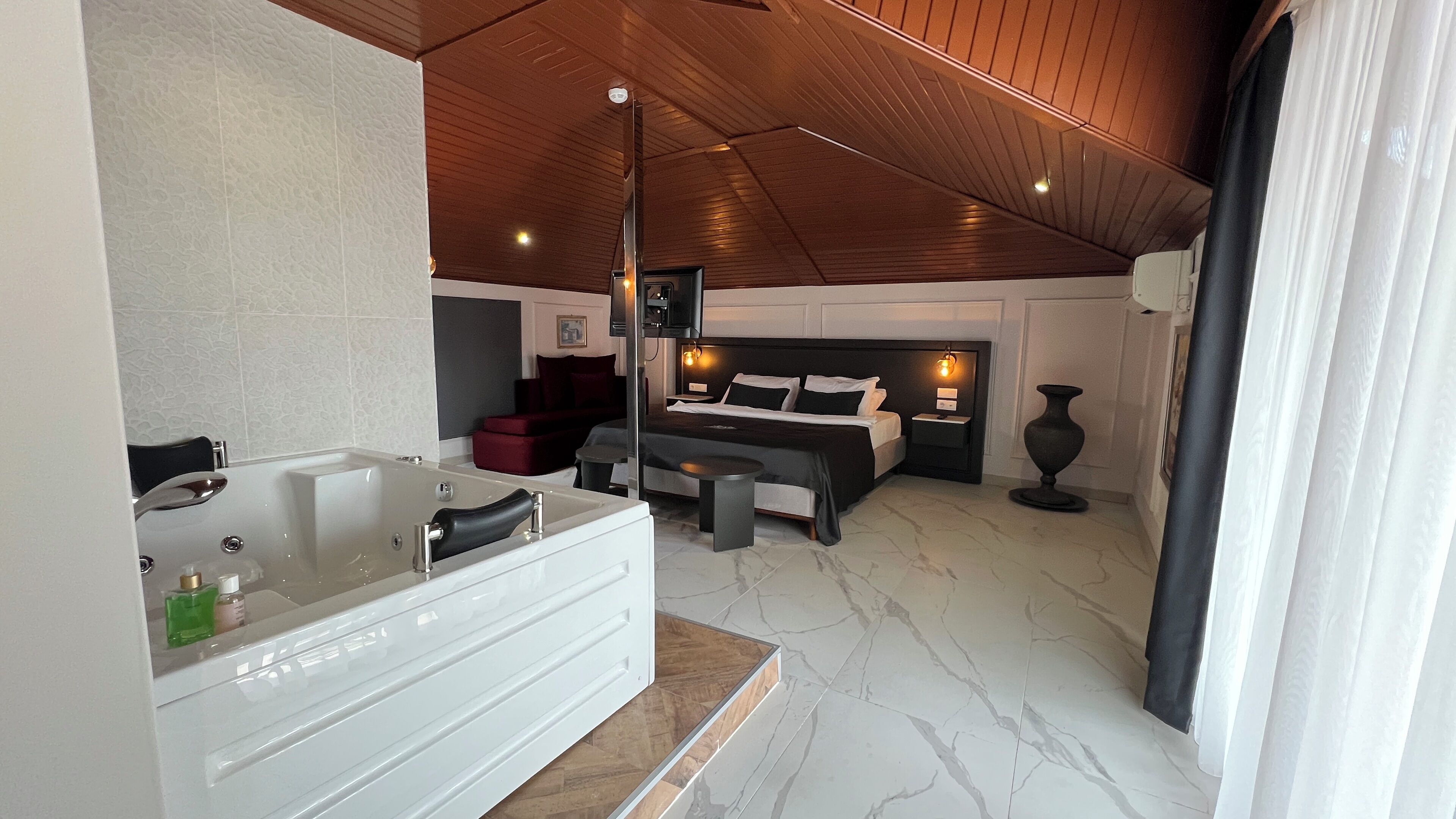 Romantic Room, Non Smoking | Minibar, in-room safe, blackout curtains, free WiFi