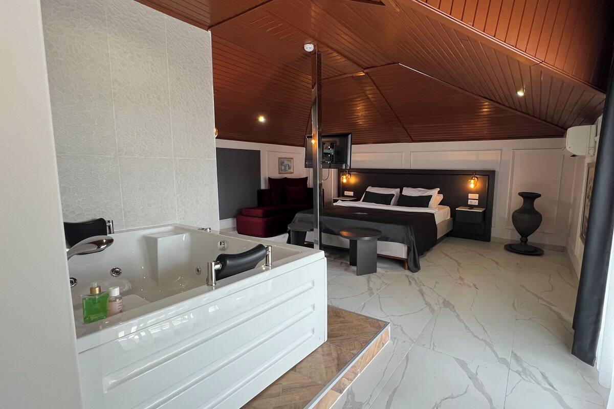 Romantic Room, Non Smoking | Minibar, in-room safe, blackout drapes, free WiFi