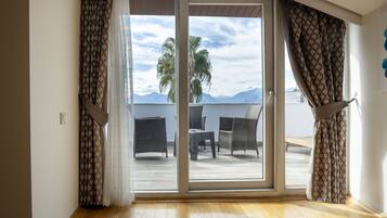 Habitación romántica, 1 habitación, Terraza, vista al mar | Minibar, caja de seguridad en la habitación y cortinas blackout