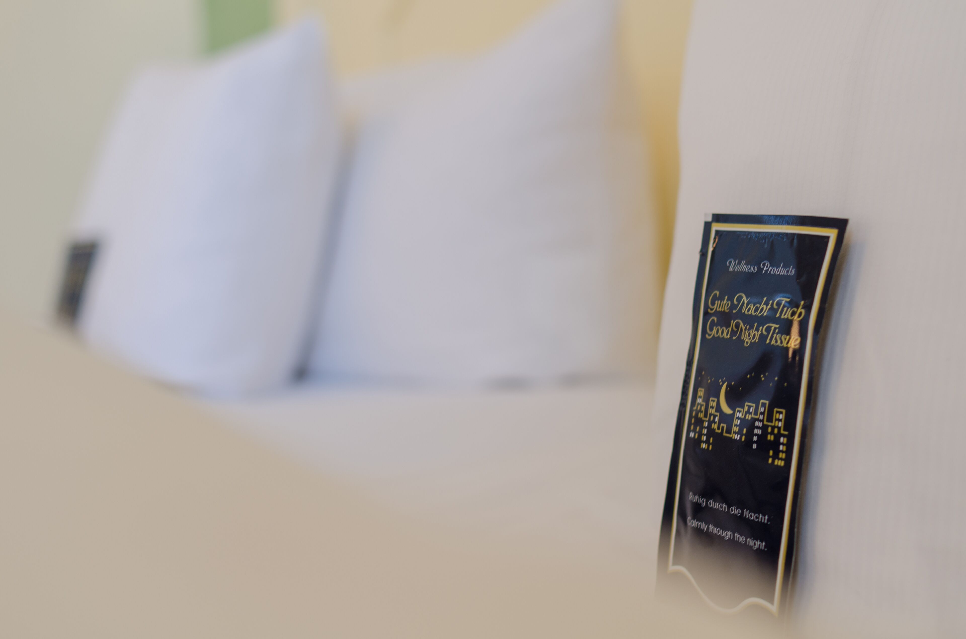Un almohadón y una etiqueta con texto sobre la cama.