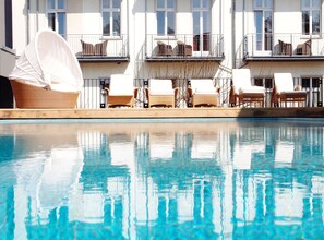 Innendørsbasseng, utendørsbasseng og solsenger