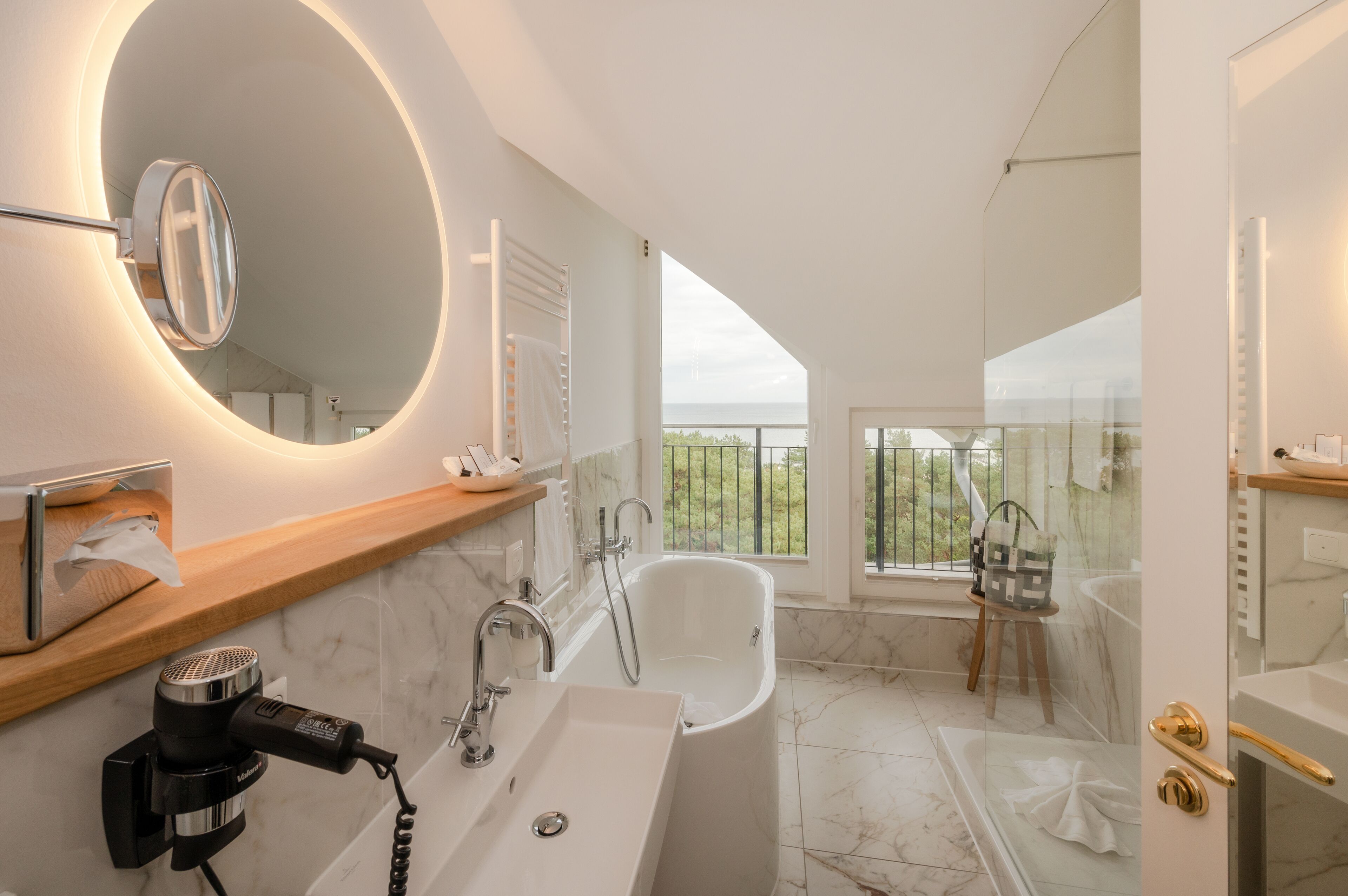 deluxe double room (sea side) | bathroom | free toiletries, bathrobes, slippers, towels