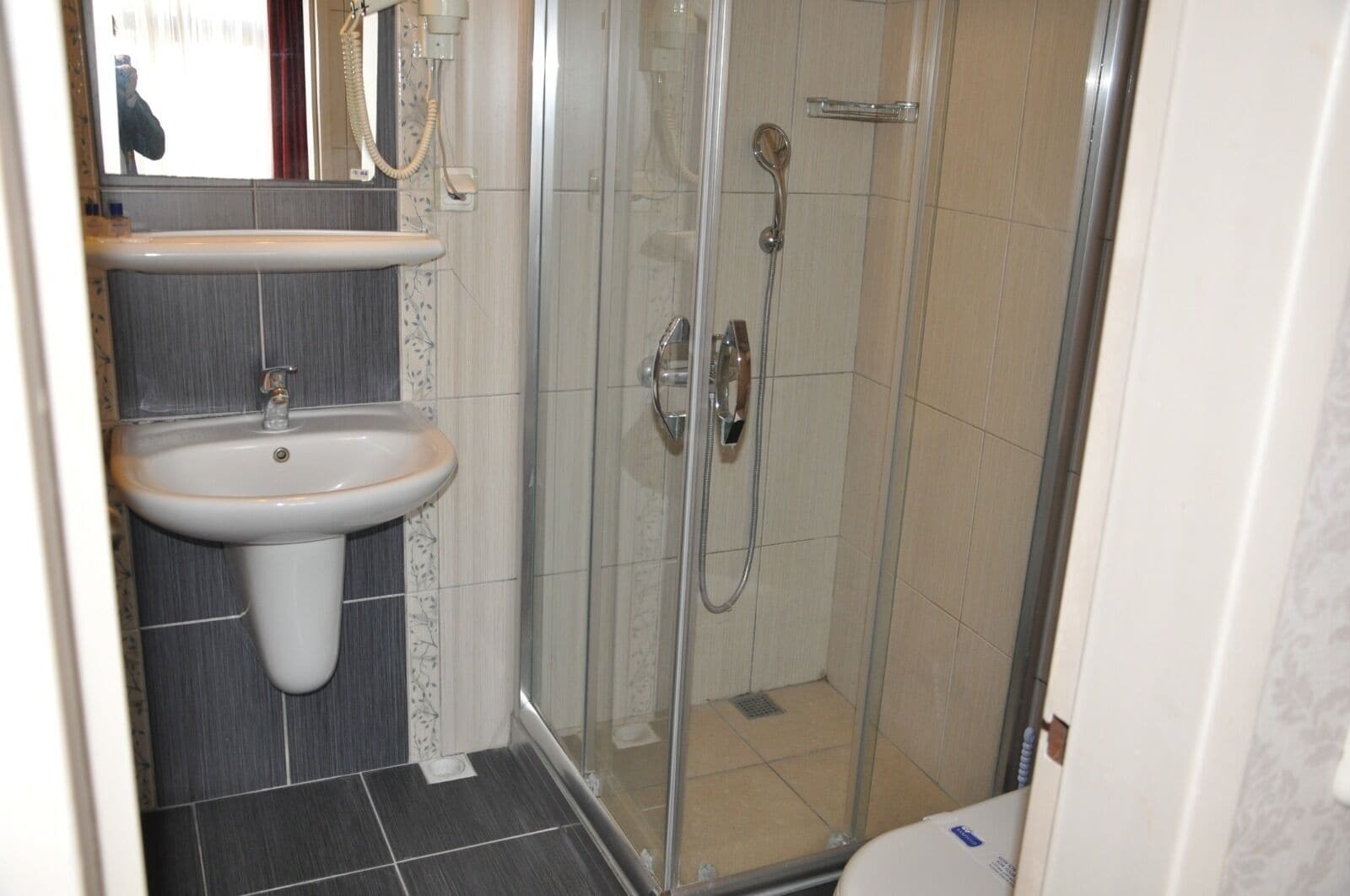 Bañera y ducha independientes, bañera profunda y secador de pelo