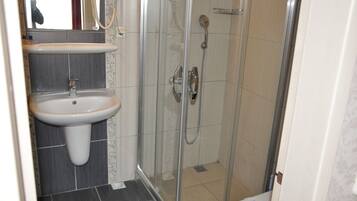 Bañera y ducha independientes, bañera profunda y secador de pelo