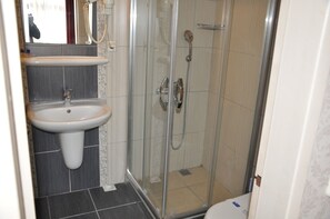 Separate tub and shower, deep soaking tub, hair dryer, slippers - Tayhan Hotel (Istanbul)