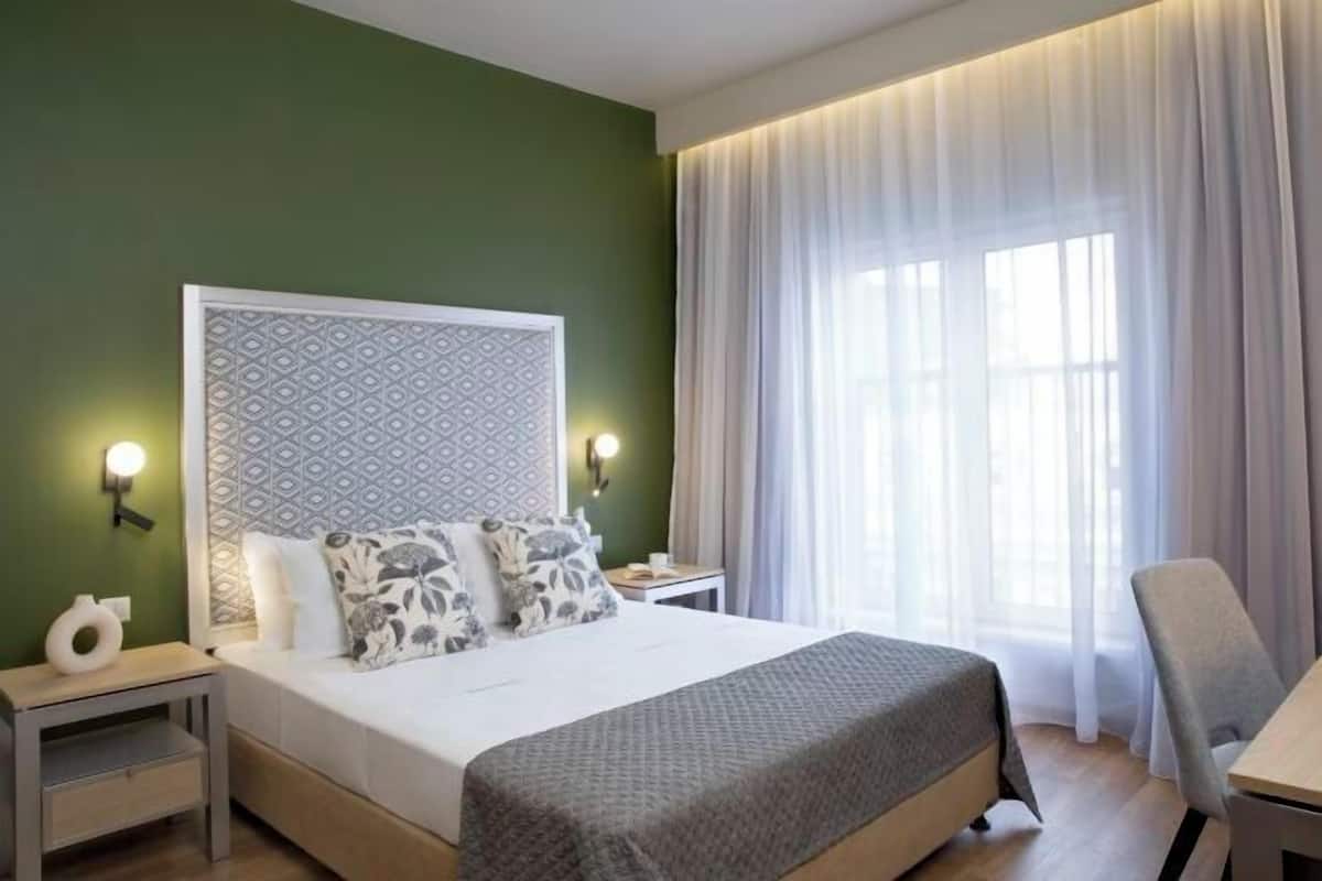 Minibar, caixa forta a l'habitació i escriptori