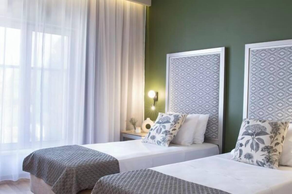Minibar, caixa forta a l'habitació i escriptori