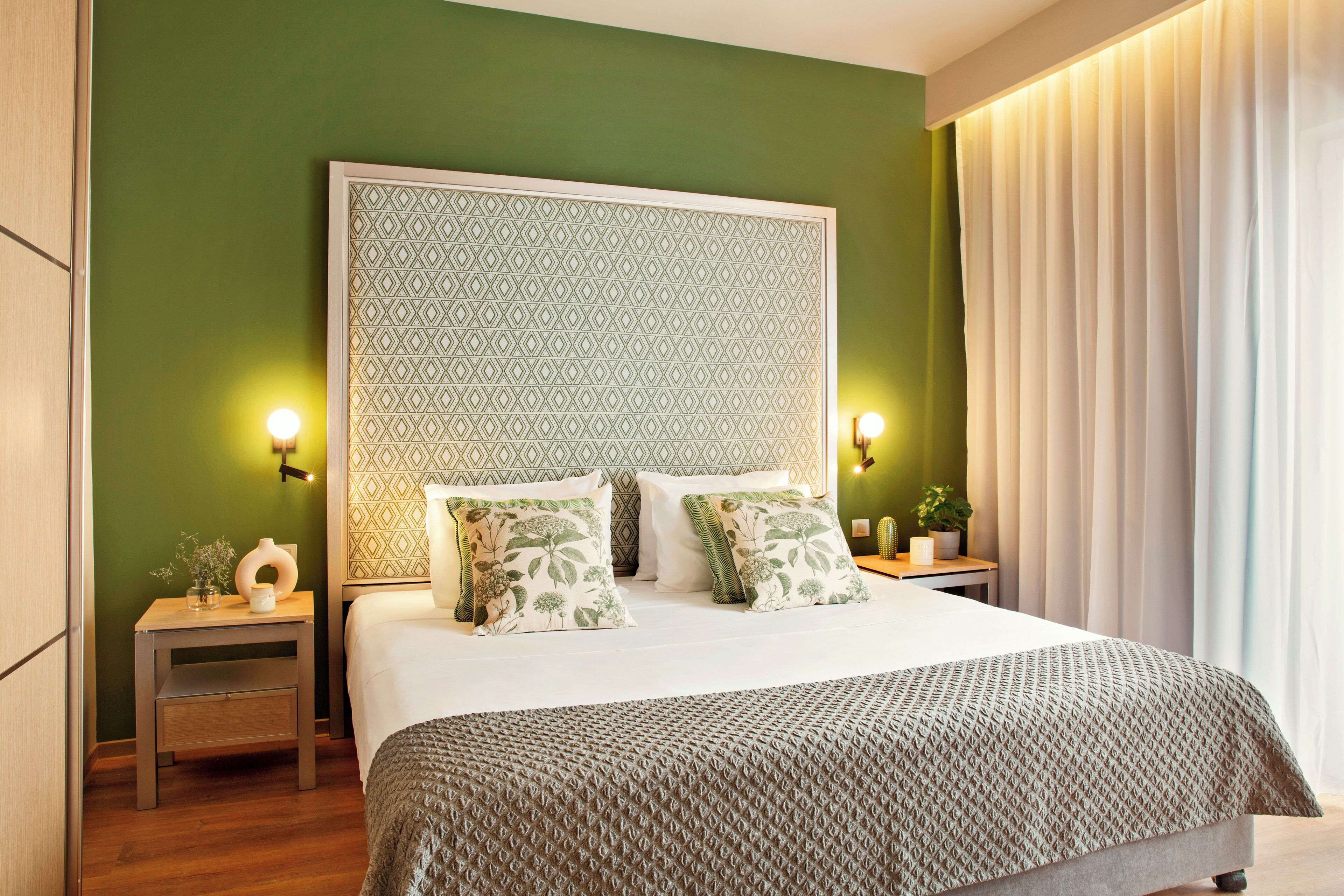 Suite, 1 King Bed, Balcony | Minibar, in-room safe, desk, laptop workspace