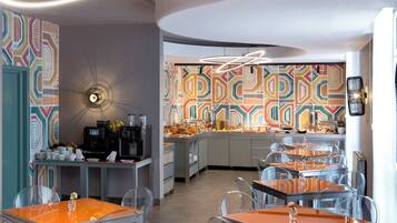 Daily buffet breakfast (RON 59 per person)