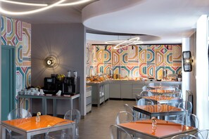 Daily buffet breakfast (RON 59 per person)