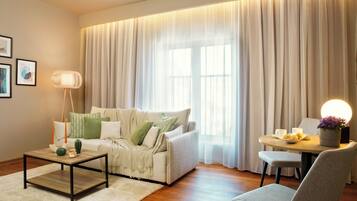 Suite, 1 cama King size | Minibar, caja de seguridad en la habitación y escritorio