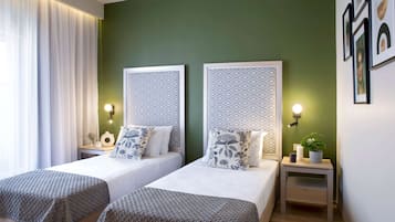 Quarto, 2 camas de solteiro, para não fumantes | Frigobar, cofres nos quartos, escrivaninha