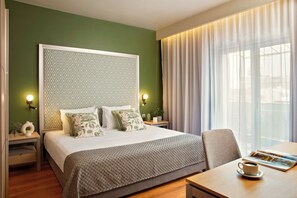 Suite, 1 kingsize-seng, balkong | Minibar, safe på rommet, skrivebord og skrivebord for bærbar PC