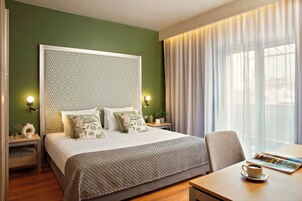 Suite, 1 King Bed, Balcony | Minibar, in-room safe, desk, laptop workspace