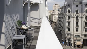 Suite, 1 King Bed, Non Smoking, Balcony | City view