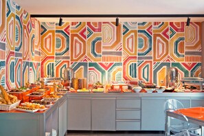 Colazione a buffet, servita tutte le mattine (59 RON a persona) 