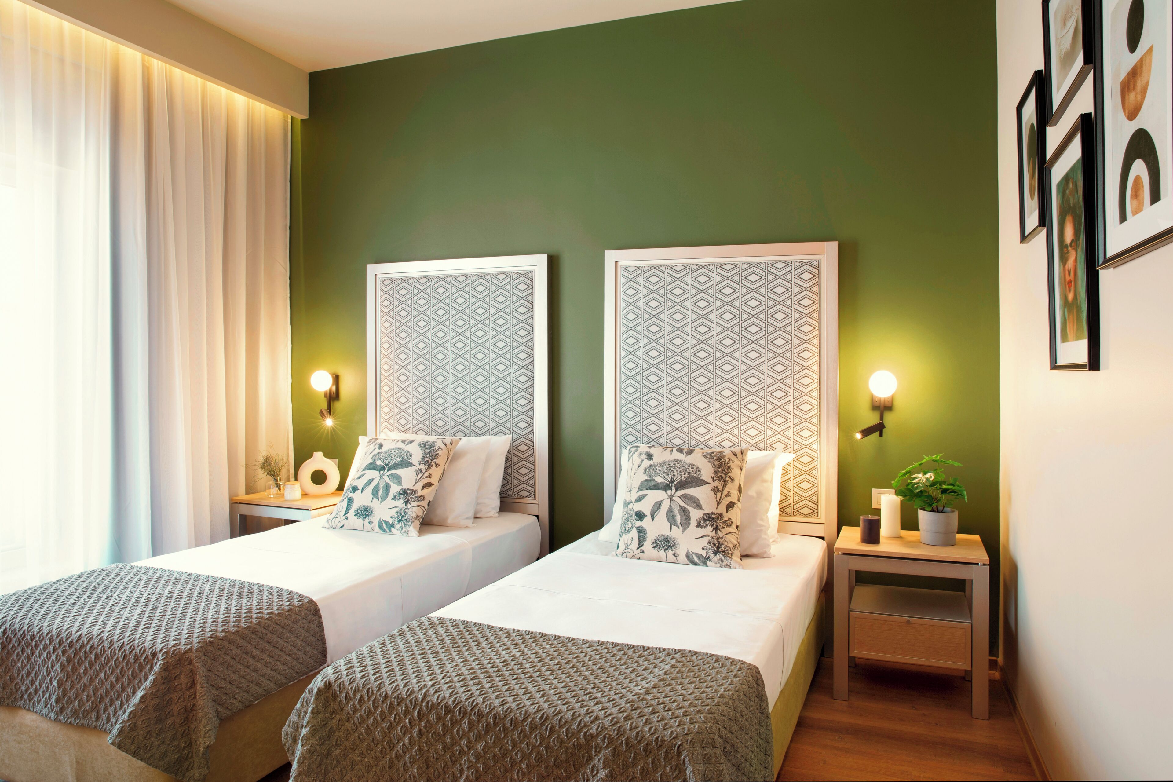 Room, 2 Twin Beds, Non Smoking | Minibar, in-room safe, desk, laptop workspace