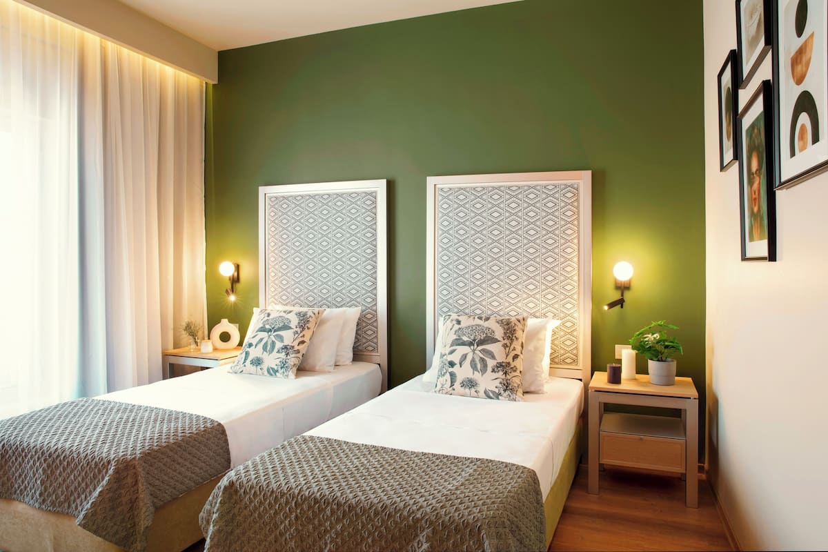 Camera, 2 letti singoli, non fumatori | Minibar, una cassaforte in camera, una scrivania, postazione laptop