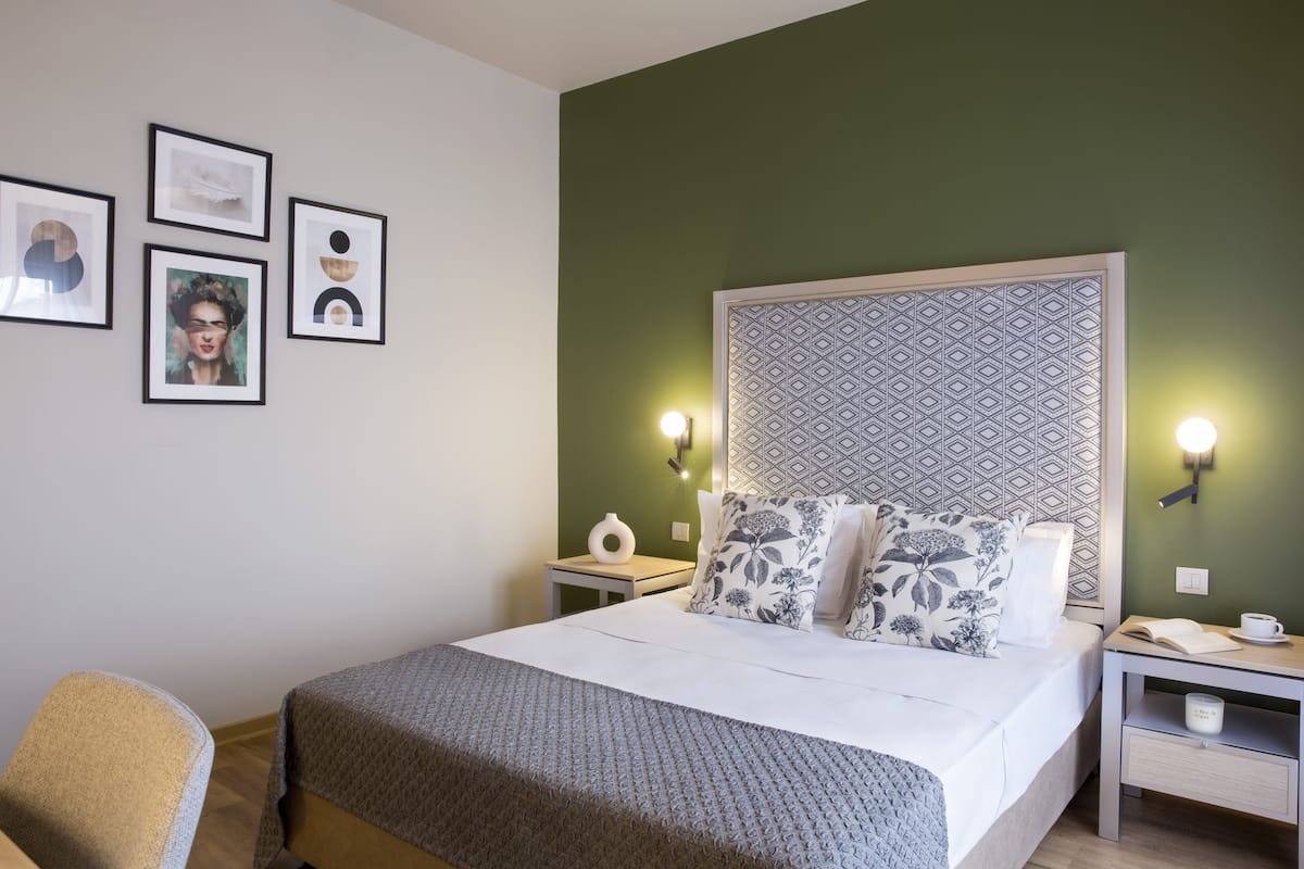 Standard Room, 1 Queen Bed, Non Smoking | Minibar, in-room safe, desk, laptop workspace