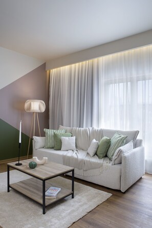 Suite, 1 King Bed | Living area