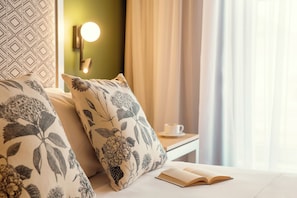 Standard Room, 1 Queen Bed, Non Smoking | Minibar, in-room safe, desk, laptop workspace