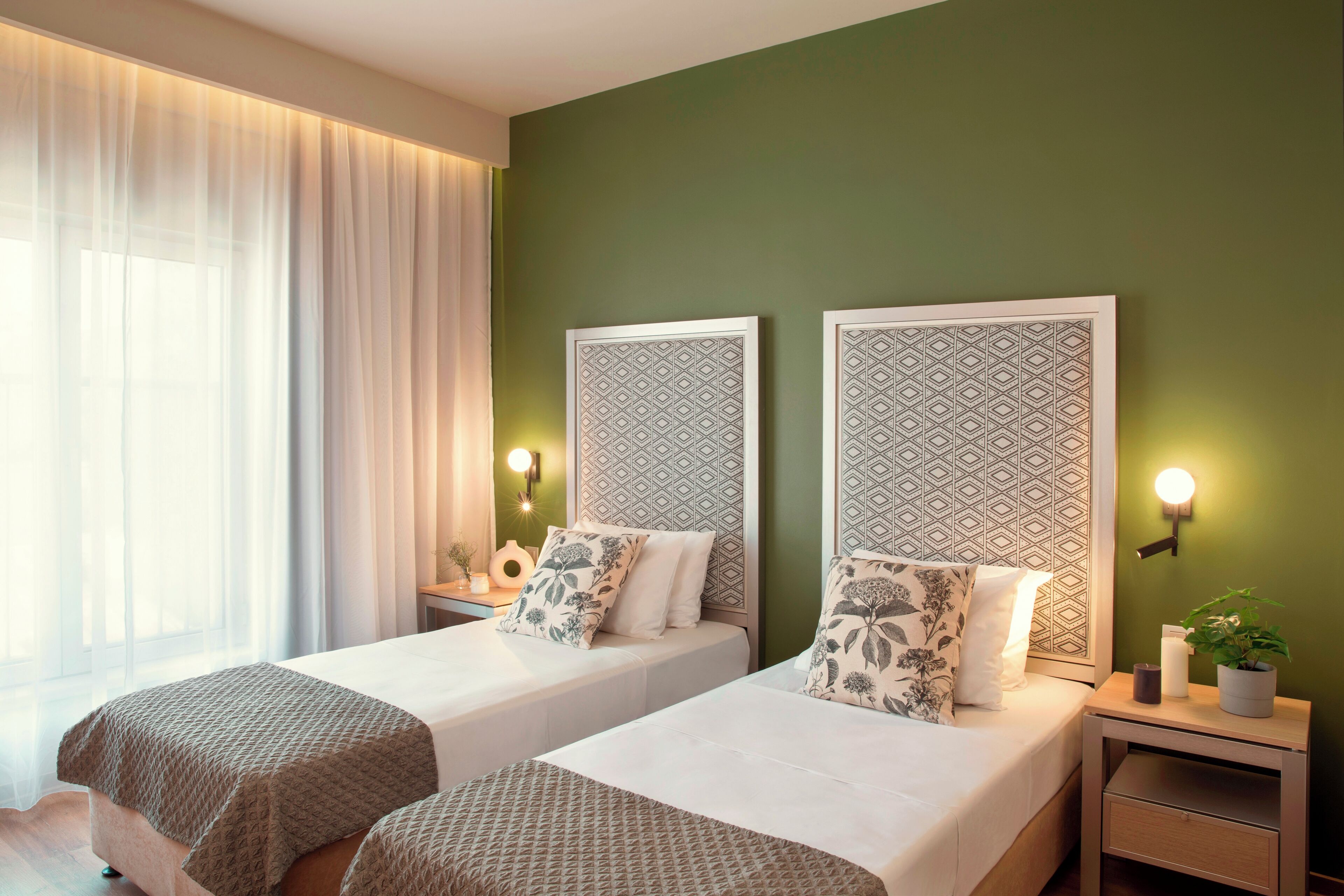 Room, 2 Twin Beds, Non Smoking | Minibar, in-room safe, desk, laptop workspace