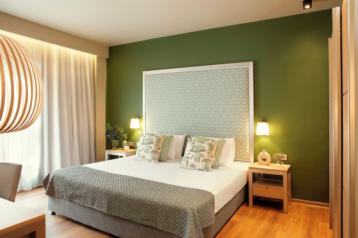 Suite, 1 letto king | Minibar, una cassaforte in camera, una scrivania, postazione laptop