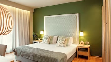 Suite, 1 très grand lit | Minibar, coffres-forts dans les chambres, bureau