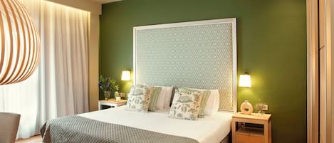 Minibar, coffres-forts dans les chambres, bureau