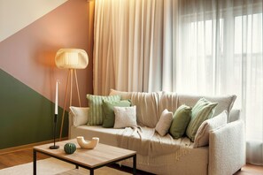 Suite, 1 kingsize-seng | Minibar, safe på rommet, skrivebord og skrivebord for bærbar PC