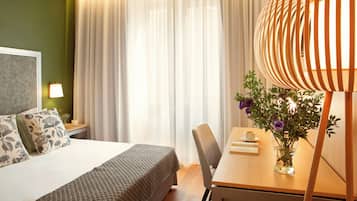 Minibar, safe på rommet, skrivebord og skrivebord for bærbar PC