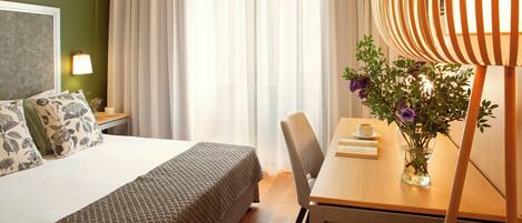 Minibar, caja de seguridad en la habitación y escritorio