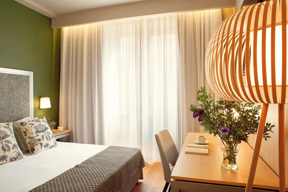 Camera Standard, 1 letto queen, non fumatori | Minibar, una cassaforte in camera, una scrivania, postazione laptop